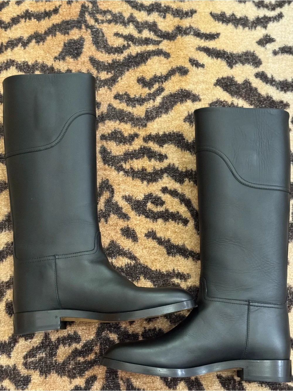 GUCCI Women’s Black Leather Knee-High Riding Boots with Gold Buckle